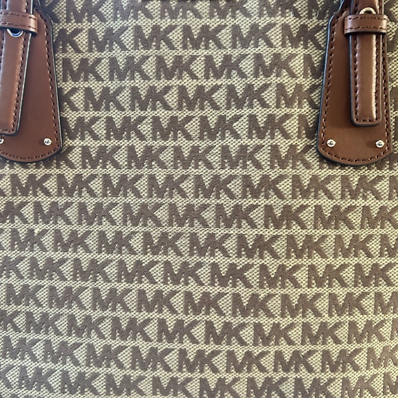Micheal Kors Voyager Bag - Picture 2 of 4